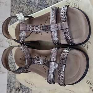 Taos size 7 Women's Pewter Leather  Sandals